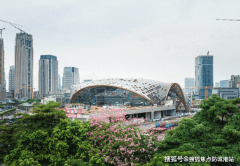 工做人员将购房流程、合同条目、贷款政策等环